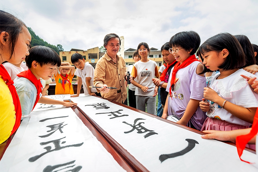 技能大师向学生展示书法。刘平华摄