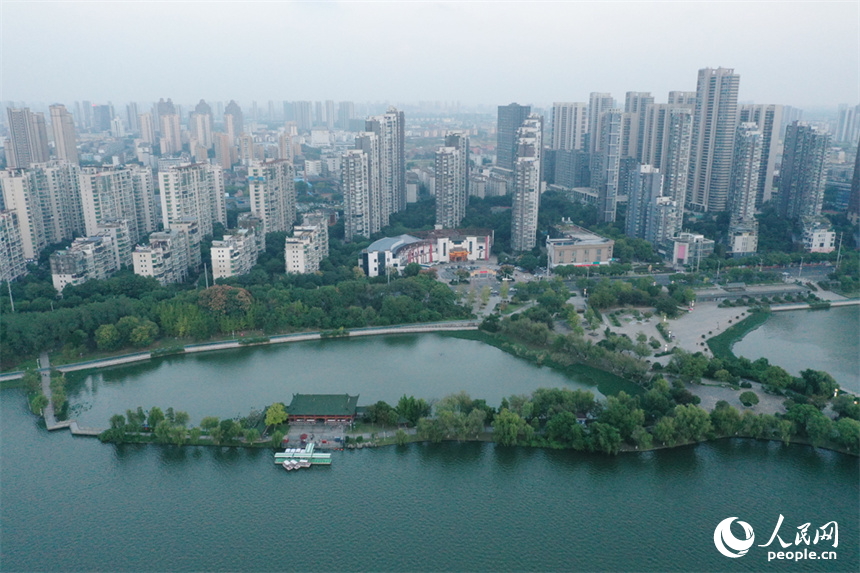南昌市象湖城市濕地公園發揮了城市“綠肺、綠腎”功能，讓人們享受城市裡的親水空間。 人民網記者 時雨攝