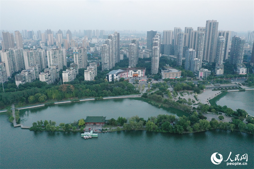 南昌市象湖城市湿地公园发挥了城市“绿肺、绿肾”功能，让人们享受城市里的亲水空间。 人民网记者 时雨摄