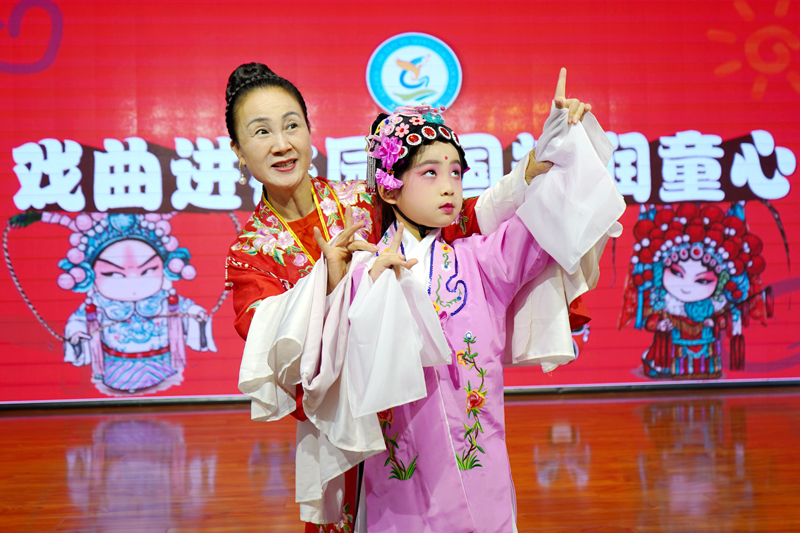 上高县幼儿园的孩子们在县文化馆采茶戏老师的指导下练习表演身段。陈旗海摄