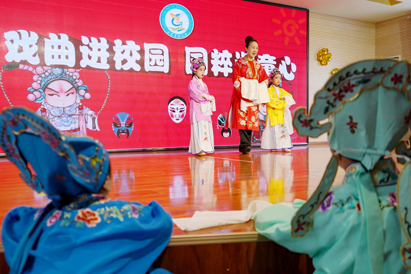 上高县幼儿园的孩子们在县文化馆采茶戏老师的指导下练习表演台步。陈旗海摄