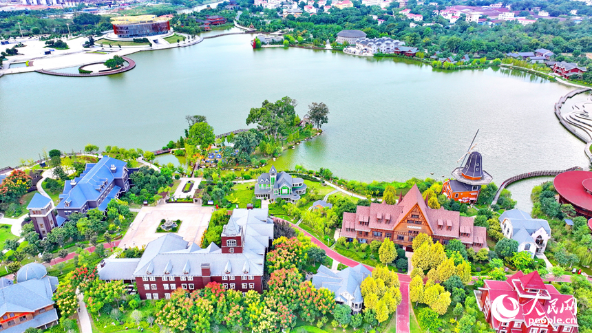 航拍南康家居小鎮，一棟棟獨特的建筑與濕地公園秋日美景相互映襯，如同一幅色彩斑斕的油畫。人民網 朱海鵬攝