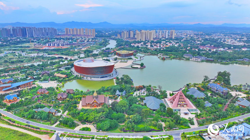 航拍南康家居小鎮，一棟棟獨特的建筑與濕地公園秋日美景相互映襯，如同一幅色彩斑斕的油畫。人民網 朱海鵬攝