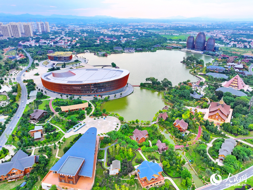 航拍南康家居小鎮，一棟棟獨特的建筑與濕地公園秋日美景相互映襯，如同一幅色彩斑斕的油畫。人民網 朱海鵬攝