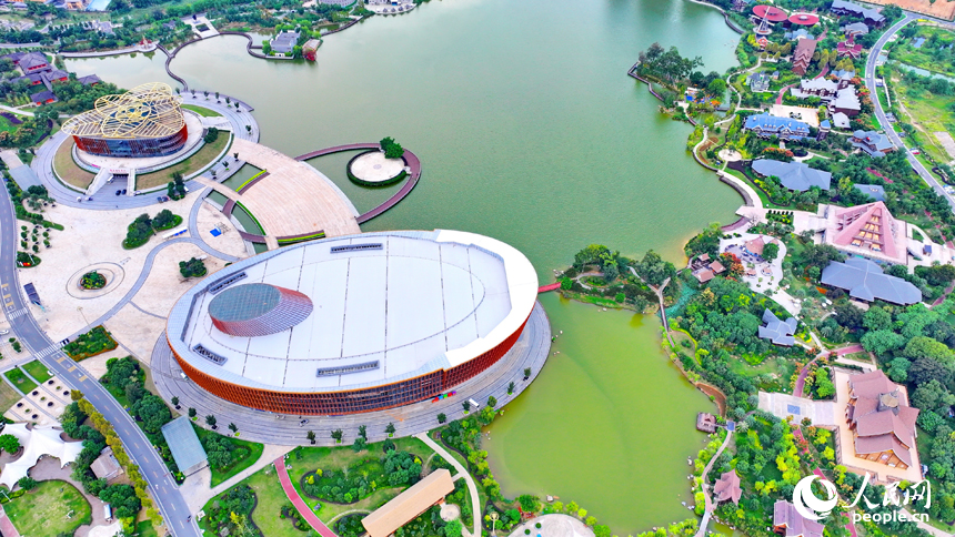 航拍南康家居小鎮，一棟棟獨特的建筑與濕地公園秋日美景相互映襯，如同一幅色彩斑斕的油畫。人民網 朱海鵬攝