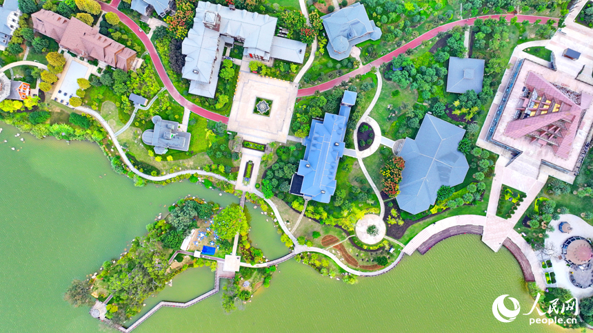 航拍南康家居小鎮，一棟棟獨特的建筑與濕地公園秋日美景相互映襯，如同一幅色彩斑斕的油畫。人民網 朱海鵬攝