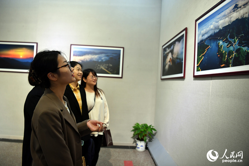 参观者们正在欣赏展厅内的“山水武宁”精美图片。 人民网记者 时雨摄