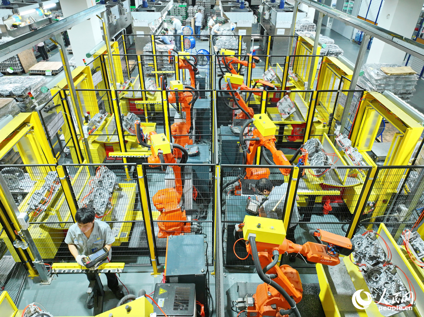 技术员在操作工业机器人加工新能源汽车锌合金压铸件。人民网 朱海鹏摄