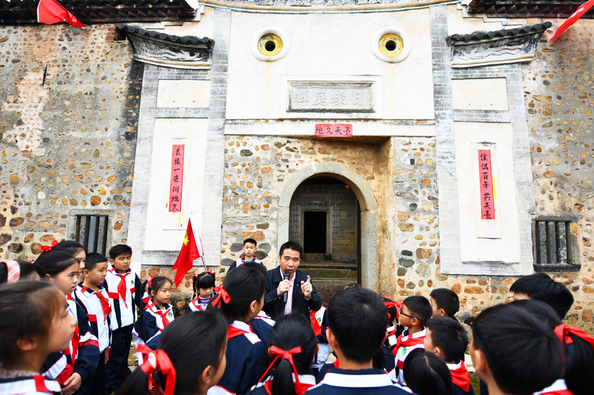 定南县第一小学在该县第一名共产党员方学元故居虎形围举行庆祝建队日活动。钟杰摄