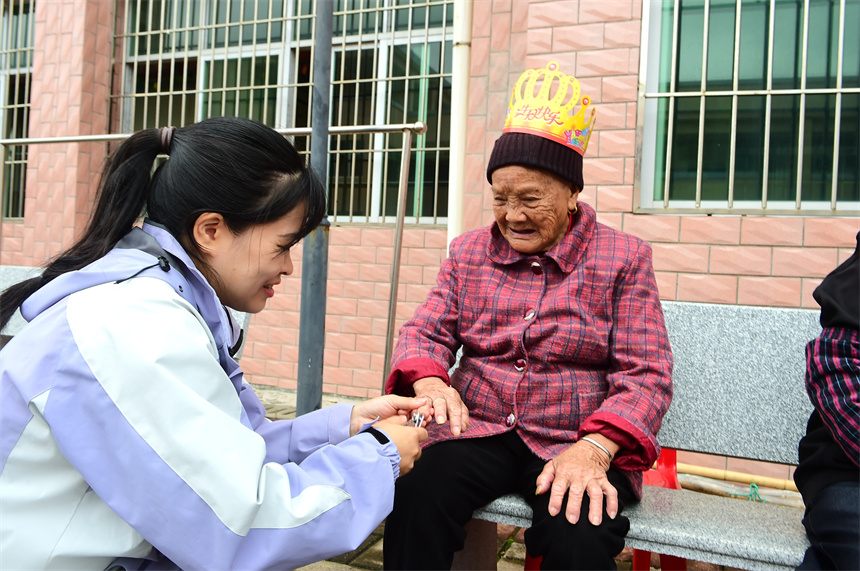老師給老人剪指甲。呂春華攝