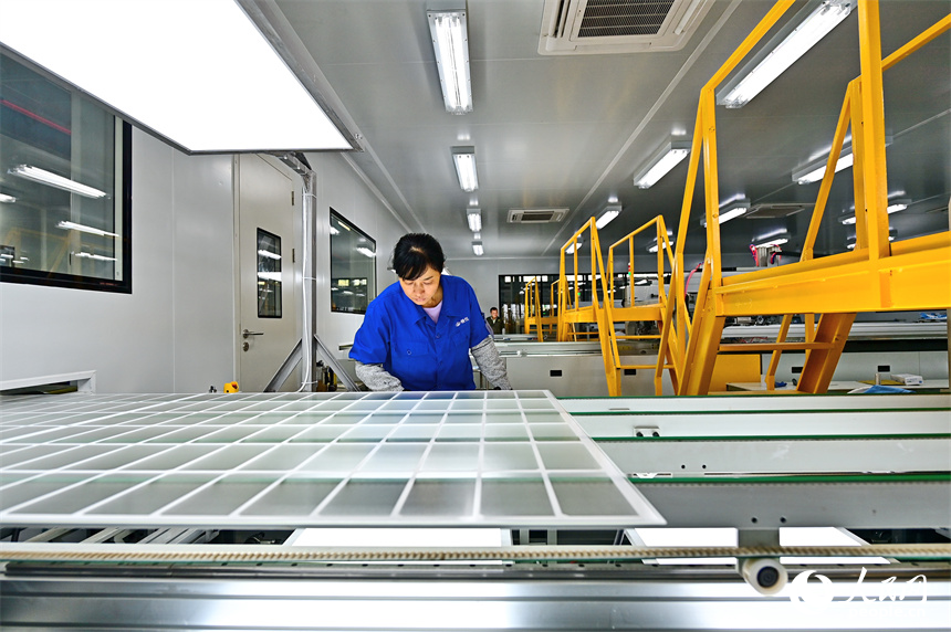 工人在自動化生產線上加工光伏玻璃。人民網 朱海鵬攝