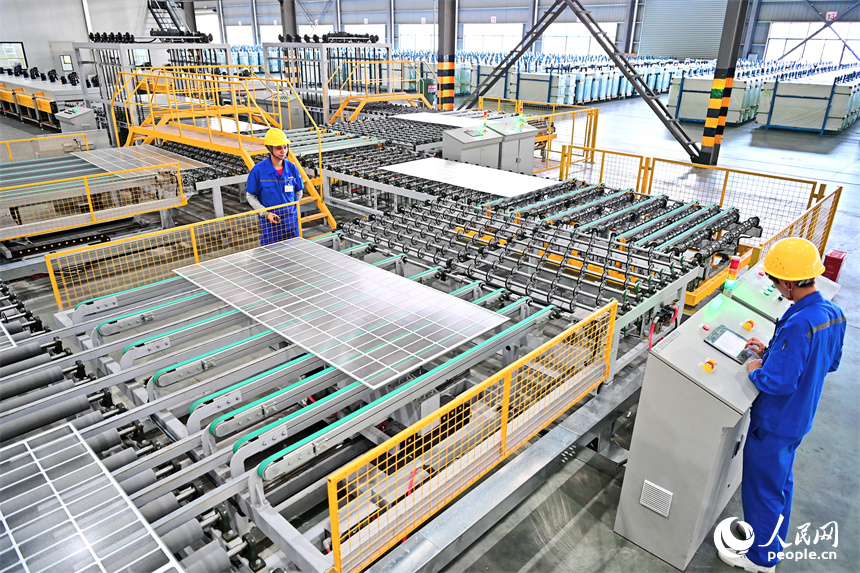 工人在自動化生產線上加工光伏玻璃。人民網 朱海鵬攝