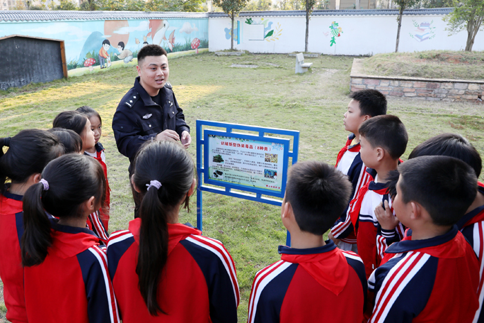 上高縣墨山鄉中心小學邀請鄉司法所、派出所民警到校開展禁毒宣傳活動。陳旗海攝