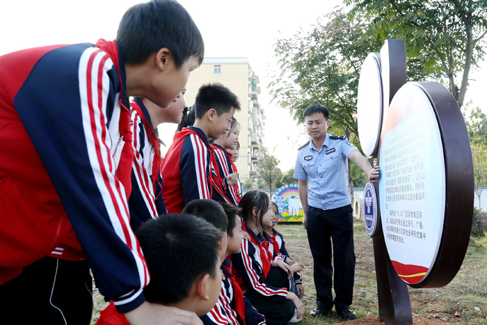 上高縣墨山鄉中心小學邀請鄉司法所、派出所民警到校開展禁毒宣傳活動。陳旗海攝