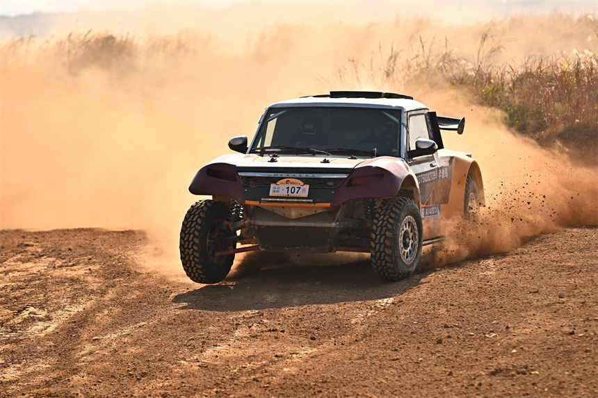 選手們駕駛越野車輛在江南大漠中激情比賽。 胡傳豐攝