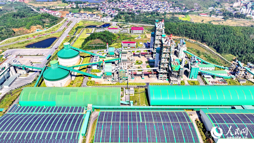 近日，位于江西省上饶市万年县的江西万年青水泥股份有限公司万年水泥厂，厂区面貌焕然一新。人民网 朱海鹏摄