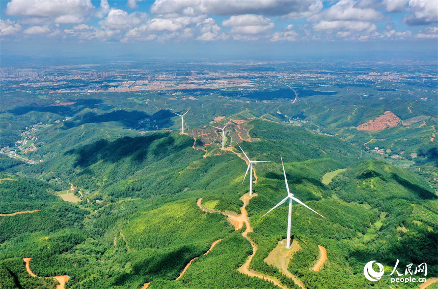 一台台安裝好的風力發電機組矗立在綿延群山上。人民網 朱海鵬攝