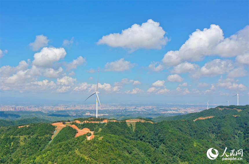 一台台安裝好的風力發電機組矗立在綿延群山上。人民網 朱海鵬攝