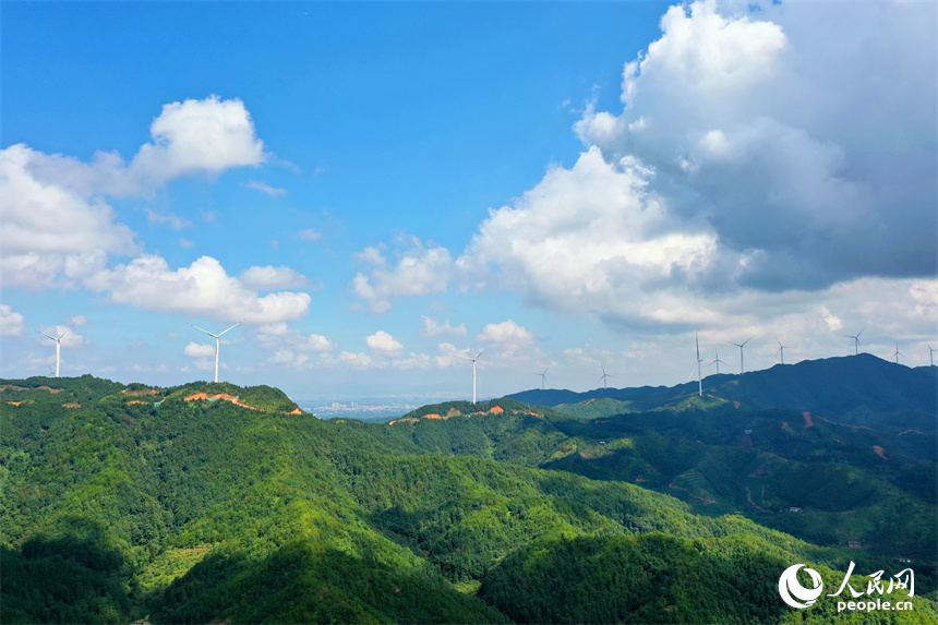 一台台安裝好的風力發電機組矗立在綿延群山上。人民網 朱海鵬攝