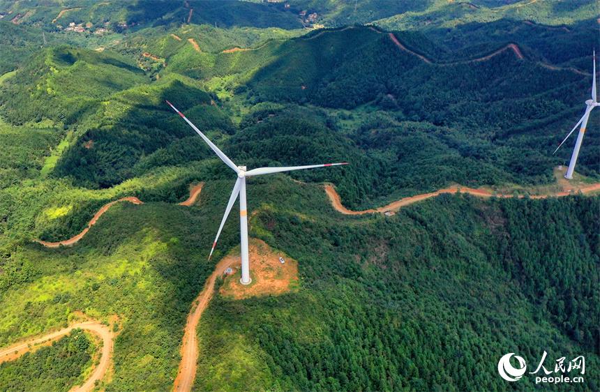 一台台安裝好的風力發電機組矗立在綿延群山上。人民網 朱海鵬攝