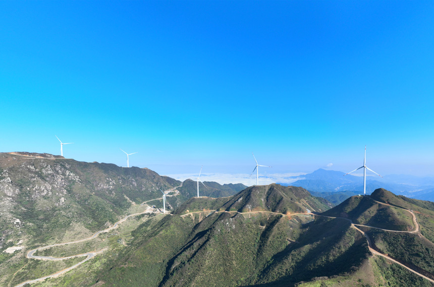 一座座風力發電機組與連綿的青山構成了一幅美麗的生態畫卷。李建平攝