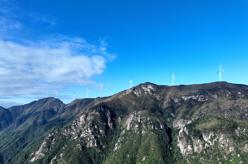 一座座風力發電機組與連綿的青山構成了一幅美麗的生態畫卷。李建平攝
