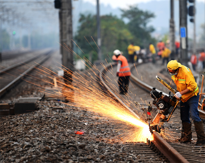 京九鐵路（九江至南昌區段）第二階段集中維修全面啟動。圖為工人們正在進行維修作業。 胡國林攝