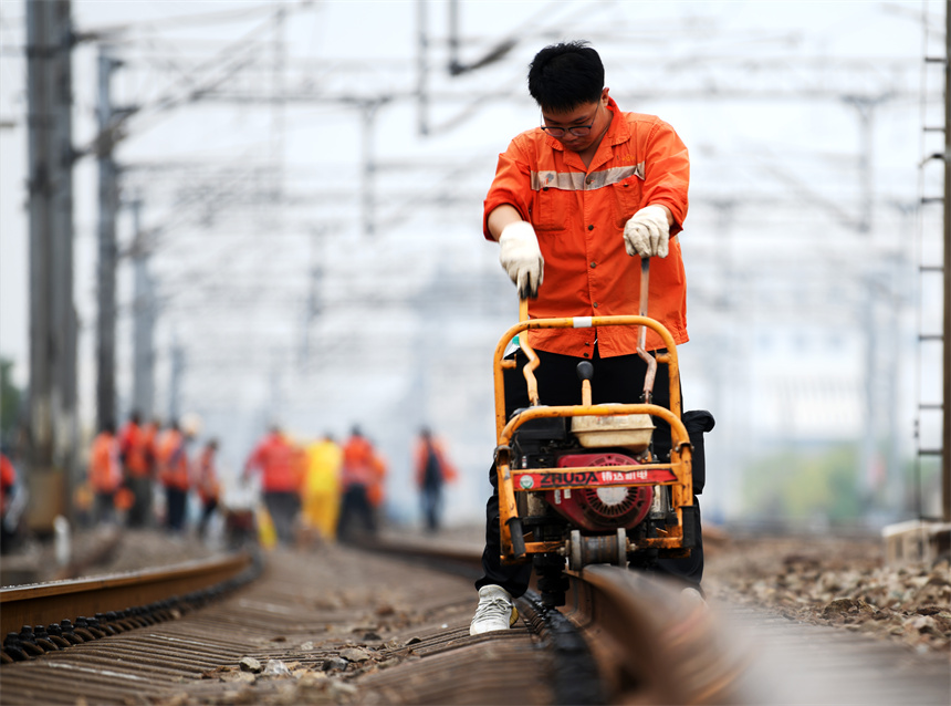 京九鐵路（九江至南昌區段）第二階段集中維修全面啟動。圖為工人們正在進行維修作業。 胡國林攝