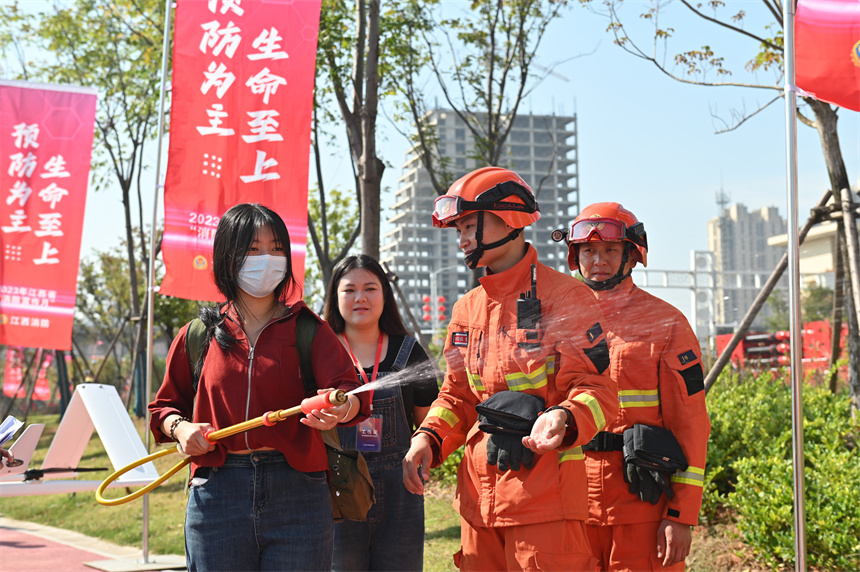 群眾體驗森林消防滅火器具。江西省消防救援總隊供圖