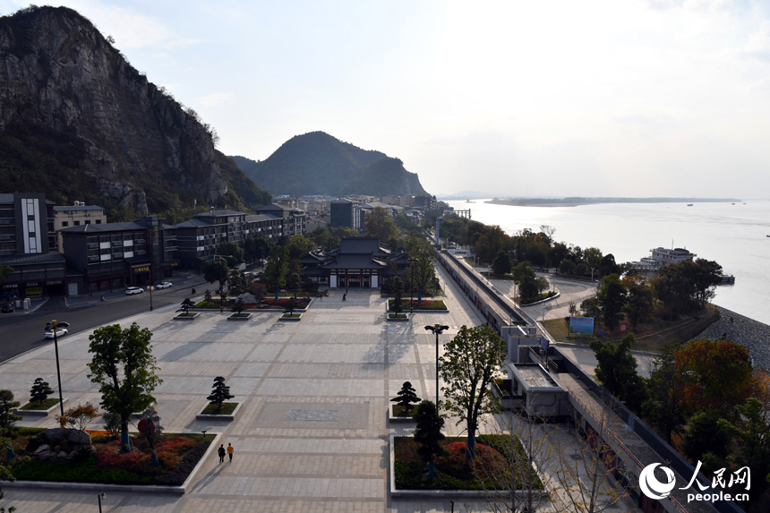 長江彭澤段岸線新建的公園，成為市民休憩健身的場所。 人民網記者 時雨攝