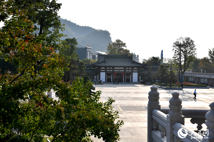 長江彭澤段岸線新建的公園，成為市民休憩健身的場所。 人民網記者 時雨攝