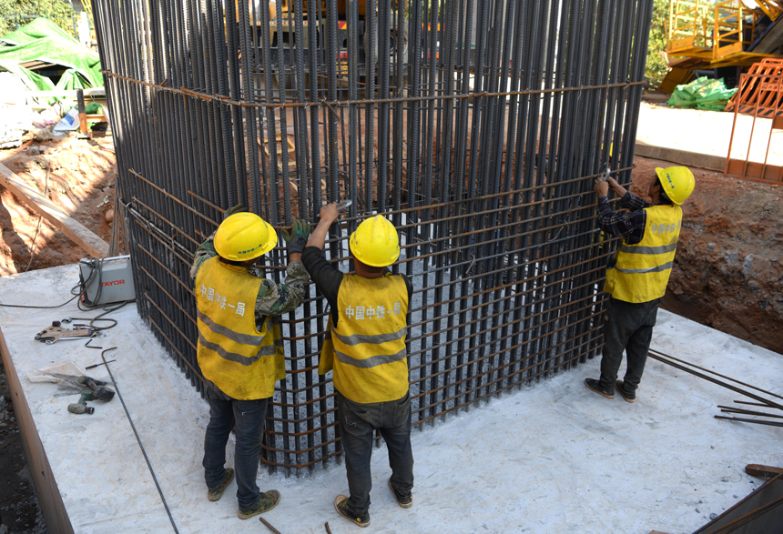 新建京港高鐵九江至南昌段廬山橋梁群正在緊張施工。 胡國林攝