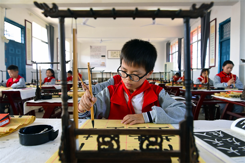 學生正在參加漢字書寫大賽軟筆項目比賽。鄧龍華攝