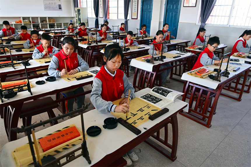 學生正在參加漢字書寫大賽軟筆項目比賽。鄧龍華攝