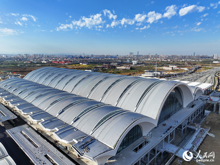 江西省南昌東站站房工程施工現場，工人在加緊推進站前廣場、附屬道路等設施建設。人民網 朱海鵬攝