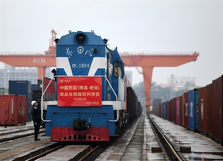 滿載“南昌造”汽車的“南昌-懷化北-老撾”中老貨物列車開行。 胡國林攝