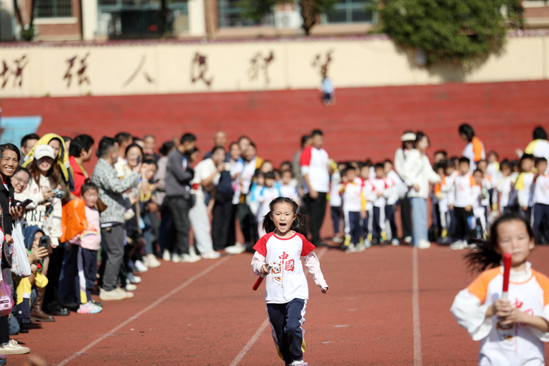 孩子們正在參加三十米接力賽。陳旗海攝