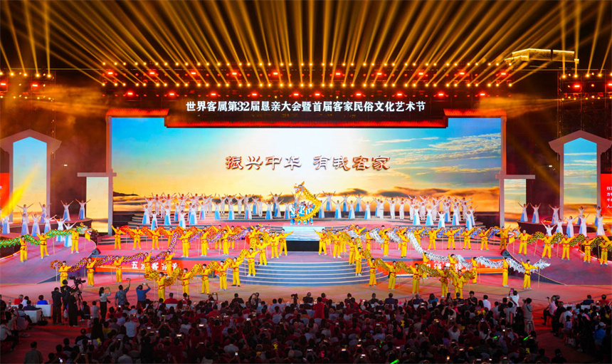 世客会交接旗仪式暨首届客家民俗艺术节晚会在龙南举行。陈春云 摄