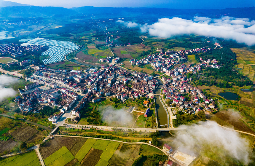 從空中俯瞰，晨霧像飄舞的羽紗，輕柔地飄蕩在村庄、山嶺、田野，輕盈曼妙，美若畫卷。謝欣攝