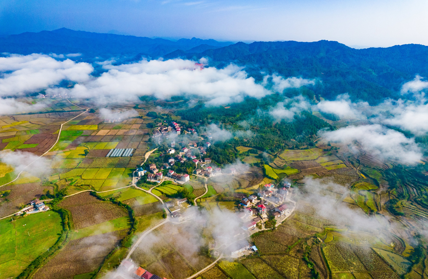 從空中俯瞰，晨霧像飄舞的羽紗，輕柔地飄蕩在村庄、山嶺、田野，輕盈曼妙，美若畫卷。謝欣攝