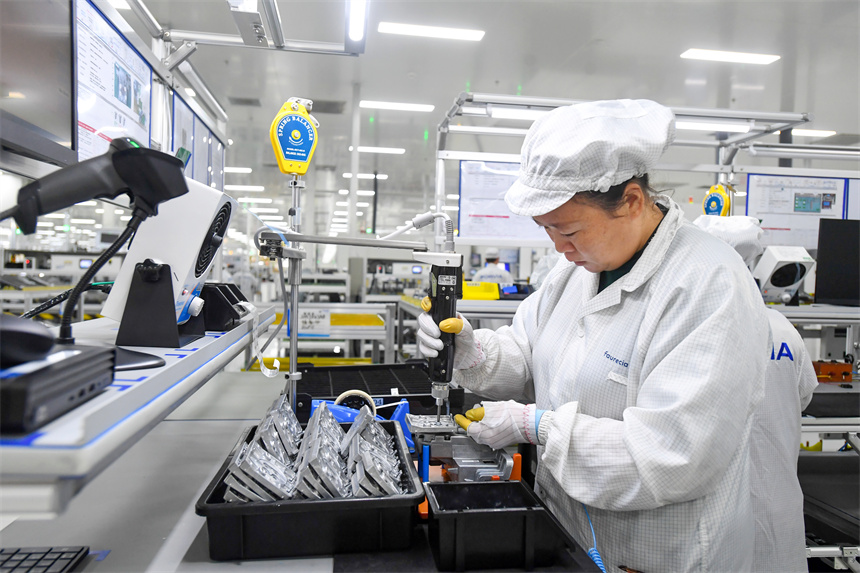 工作人員正在綠色智造工廠裡忙碌。周亮攝