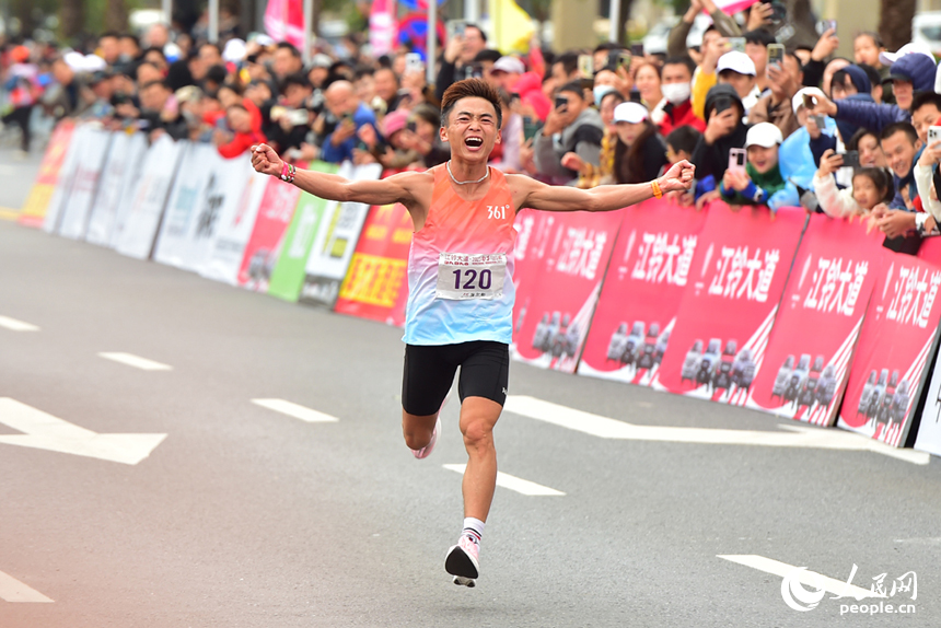 選手們奮力向終點沖去。 人民網記者 時雨攝