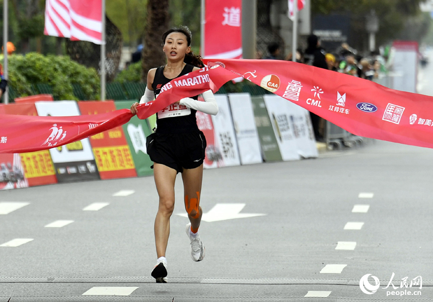 選手們奮力向終點沖去。 人民網記者 時雨攝