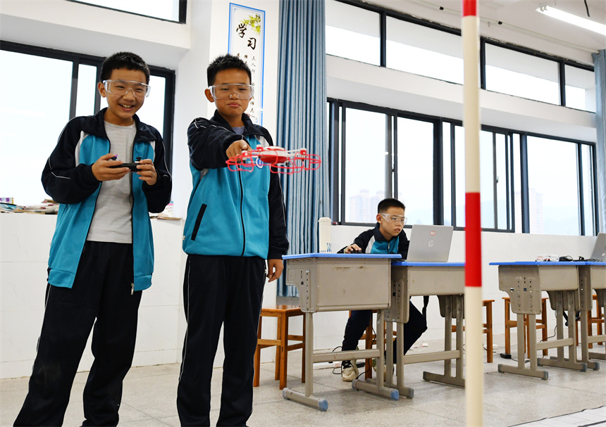 学生正在学习无人机操控。詹继成摄