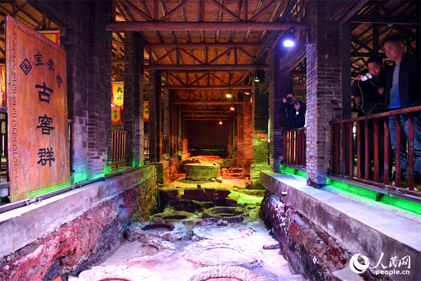 游客们在李渡元代烧酒作坊遗址古窖群参观。 人民网记者 时雨摄