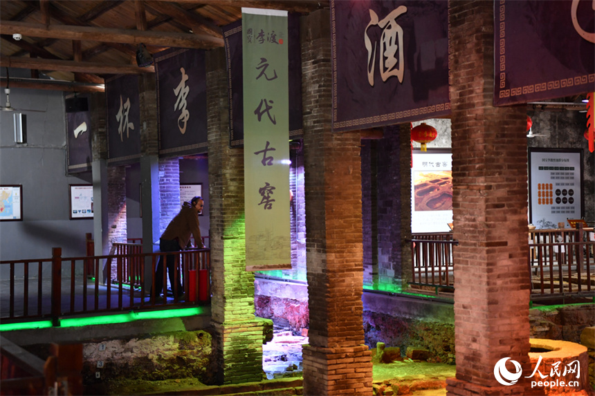 游客們在李渡元代燒酒作坊遺址古窖群參觀。 人民網記者 時雨攝