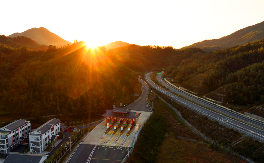 高速公路穿越秋陽映襯的茫茫竹海，構成一幅人文生態畫卷。郭祥峰攝