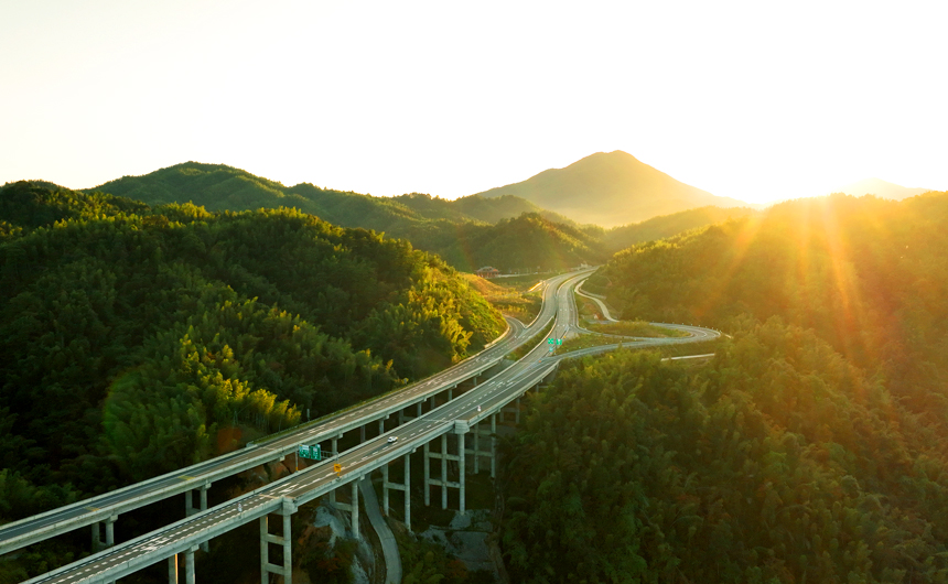 高速公路穿越秋陽映襯的茫茫竹海，構成一幅人文生態畫卷。郭祥峰攝