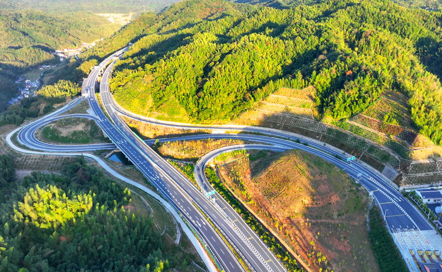 高速公路穿越秋陽映襯的茫茫竹海，構成一幅人文生態畫卷。彭佑興攝