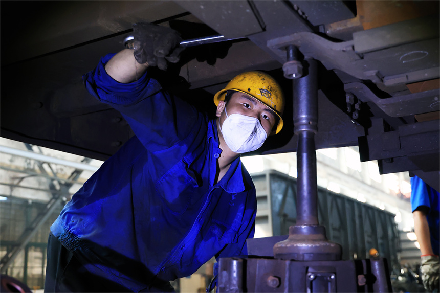 南昌南車輛段職工正在進行螺栓緊固作業。陳鬆攝